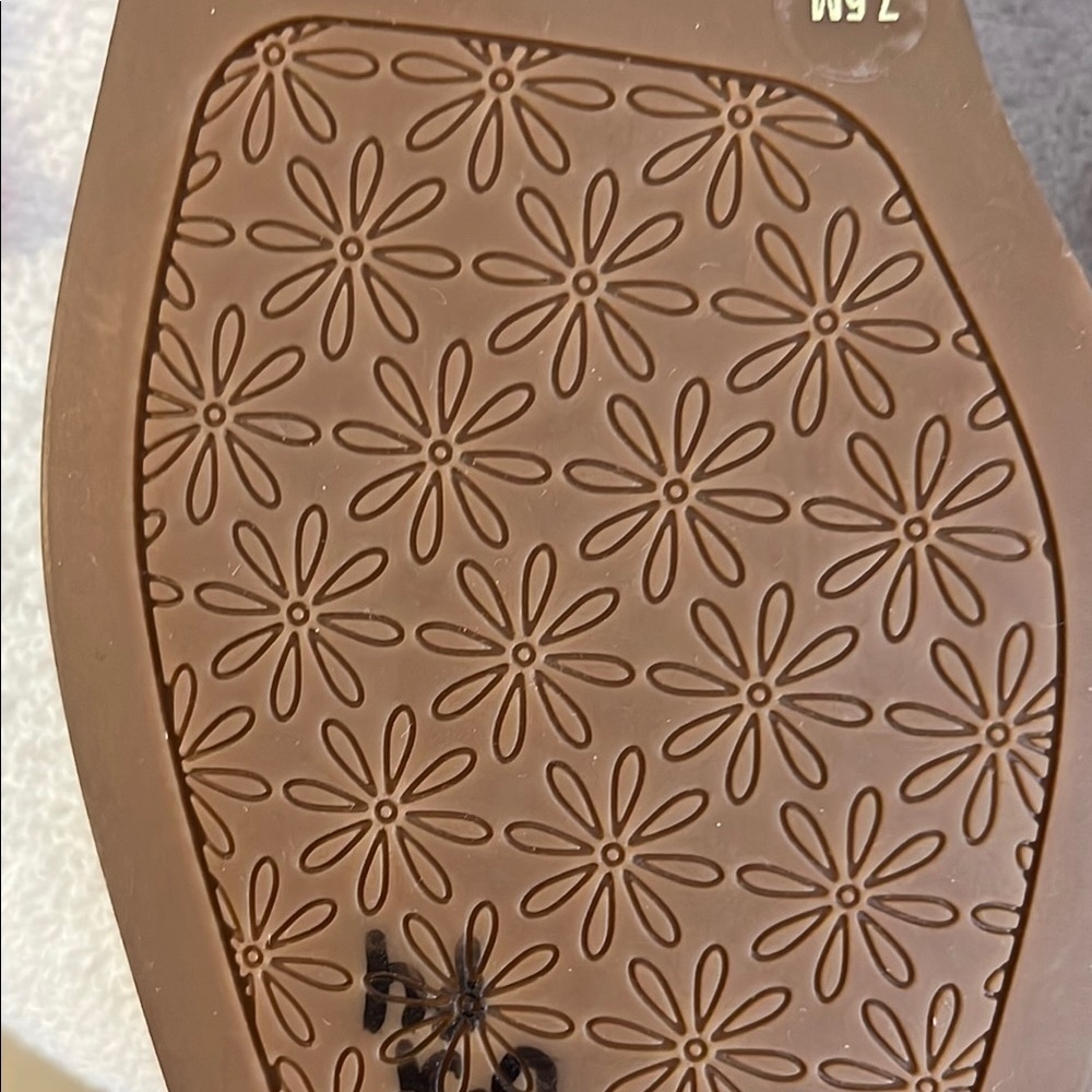 Chelsea & Violet Women's Tan and Red Sandals - Picture 7 of 10